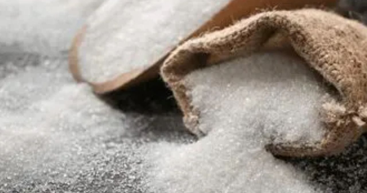 देशातील विविध शहारातील 22 ऑगस्टच्या तुलनेत 12 सप्टेंबर रोजी साखरेची किंमत 12 रुपये ते 16 रुपयांनी घसरली आहे. ऑगस्ट महिन्यात साखर 70 रुपये प्रतिकिलो पोहोचली होती. यानंतर आज साखरेच्या दरात घरसरण झाली.