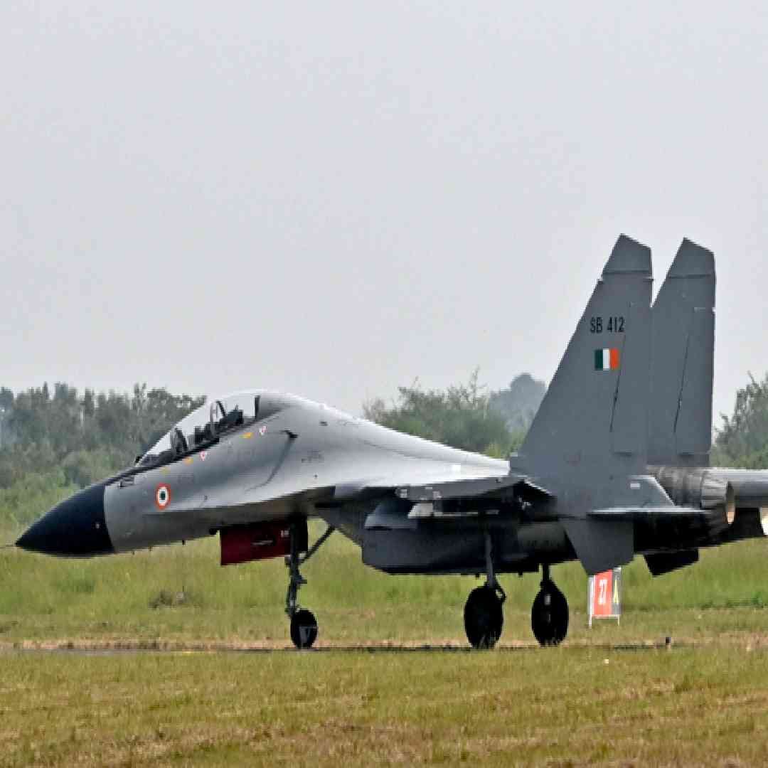 Su-30MKI हे इंडियन एअरफोर्सचं मल्टीरोल फायटर विमान आहे. इंडियन एअर फोर्सचा कणा आहे. या विमानात आधीपासूनच वेगवेगळी मिसाइल्स फिट आहेत. पण हवेतून हवेत दूरवरचं लक्ष्य भेदण्यासाठी क्षमता वाढवण्याची गरज निर्माण झाली आहे. (Getty Images)