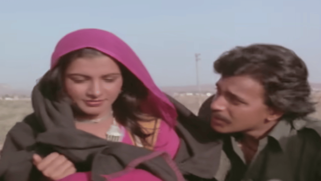 ‘जिहाल’ म्हणजे अवस्था, तर ‘मिस्कीं’ म्हणजे गरीब किंवा लाचार. या ओळींचा अर्थ लाचारी पाहून नाराज होऊ नका असा होतो.