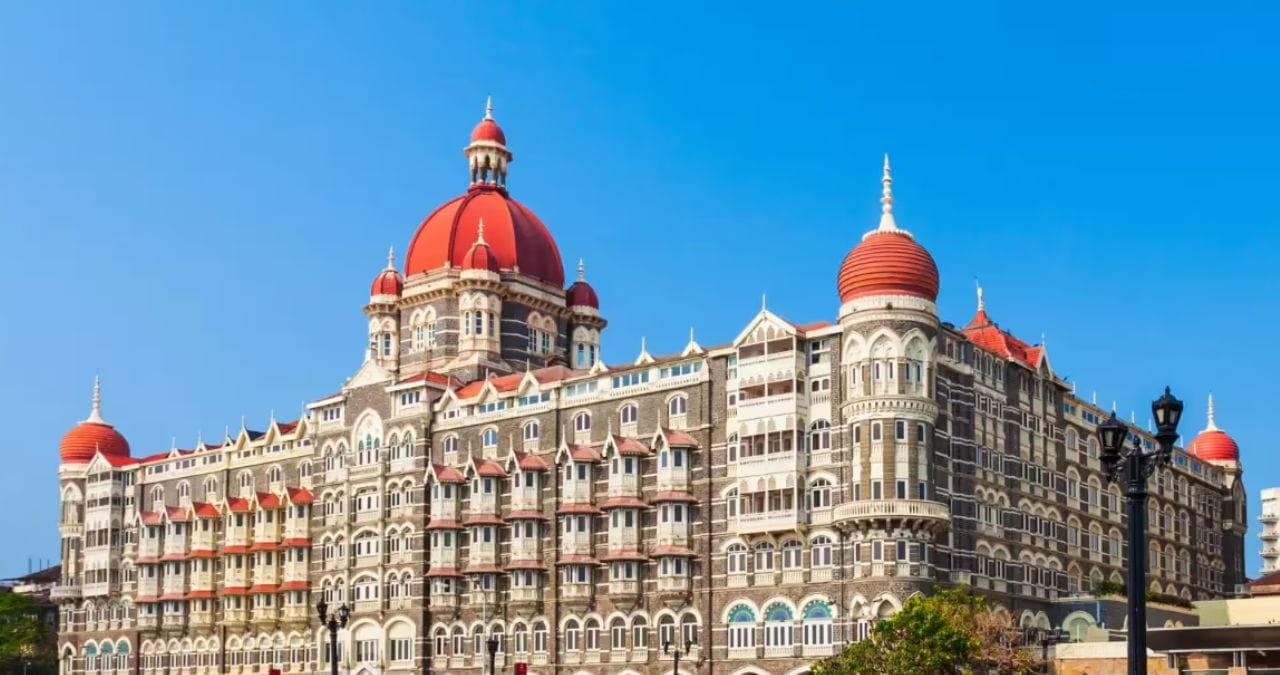 जगातील सर्वोत्तम हॉटेल्सच्या यादीत ताज हॉटेलने 30 व्या क्रमांकांवर स्थान मिळवलं आहे. जगातील टॉप 50 हॉटेल्सच्या यादीत ताज हॉटेलने स्थान मिळवलं आहे.