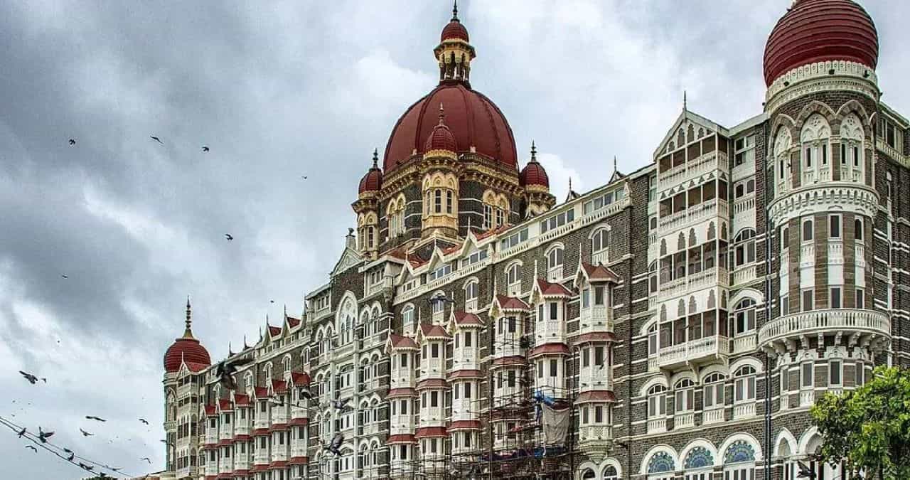 स्वप्न नगरी मुंबई फिरण्याचं स्वप्न अनेकांचं असतं. मुंबईत पहिल्यांदा येणारा व्यक्ती ताज हॉटेलजवळ जाऊन फोटो काढण्याचा मोह टाळत नाही. या ताज हॉटेलची सातासमुद्रपार चर्चा होत आहे.