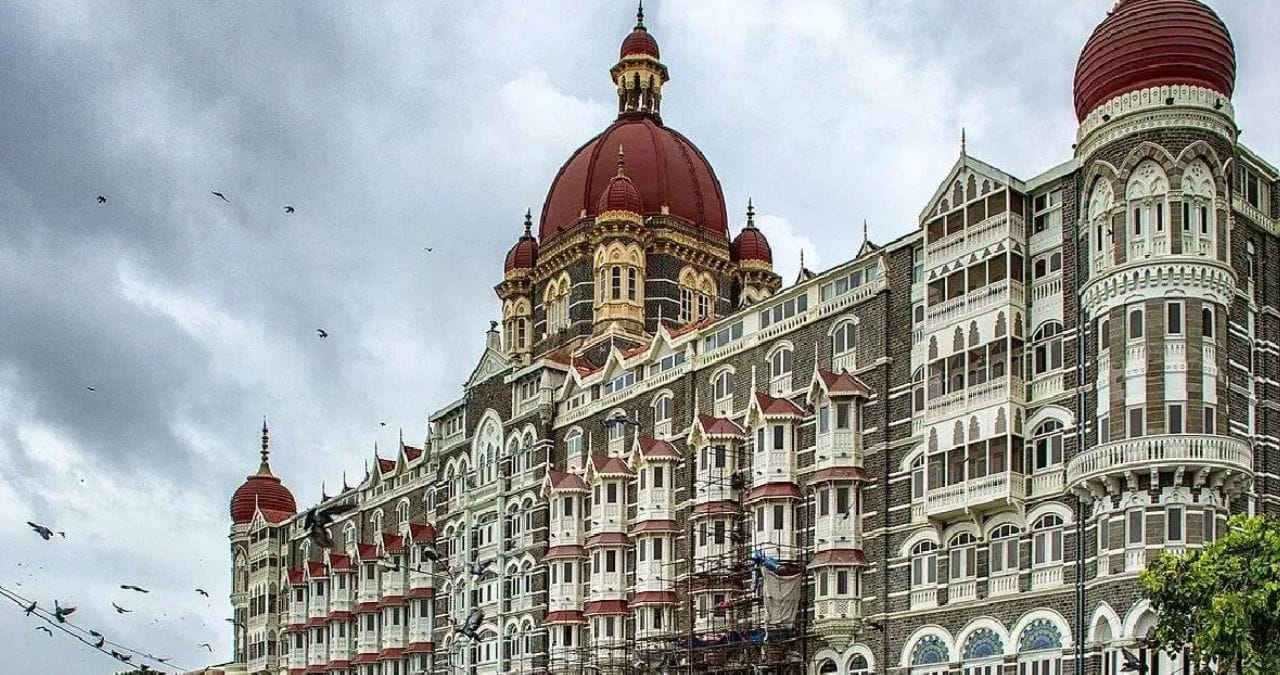 स्वप्न नगरी मुंबई फिरण्याचं स्वप्न अनेकांचं असतं. मुंबईत पहिल्यांदा येणारा व्यक्ती ताज हॉटेलजवळ जाऊन फोटो काढण्याचा मोह टाळत नाही. या ताज हॉटेलची सातासमुद्रपार चर्चा होत आहे.