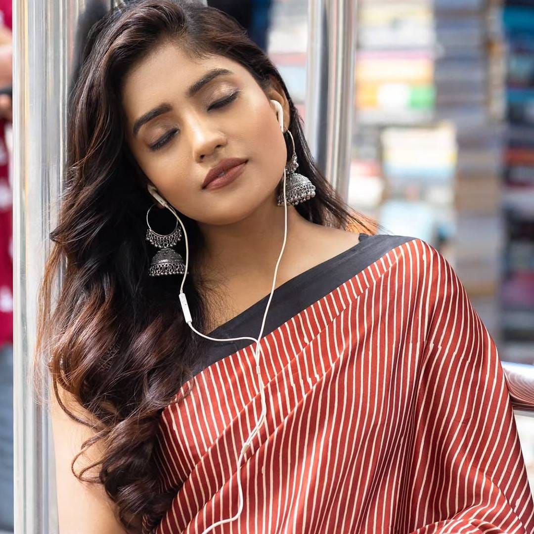 सोशल मीडियावर दर काही काळाने एखादा नवा चेहरा अचानक चर्चेत येतो आणि काही दिवसांतच तो इंटरनेटवर सर्वत्र दिसू लागतो. सध्या अभिनेत्री आणि मॉडेल तान्या मिश्रा हिच्याबाबतही असंच काहीसं घडताना दिसत आहे. तिचे ग्लॅमरस फोटो आणि स्टायलिश अंदाज सोशल मीडियावर चर्चेचा विषय ठरले असून, अनेक नेटकरी तिला भारताची नवी ‘नॅशनल क्रश’ म्हणत आहेत.