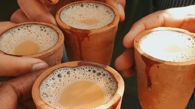 चहा पत्ती भारतात जमीनीच्या मार्गाने आल्याने‌ 'चहा' किंवा 'चाय' झाला! मात्र, तो समुद्री मार्गाने जेथे गेला तेथे त्याला 'टे' किंवा 'टी' म्हटले जाते.चहा मुळात डच व्यापाऱ्यांनी भारतात आणला. परंतू 'चा' आणि 'टे' हे दोन्ही शब्द चायनीज भाषेतील आहेत.