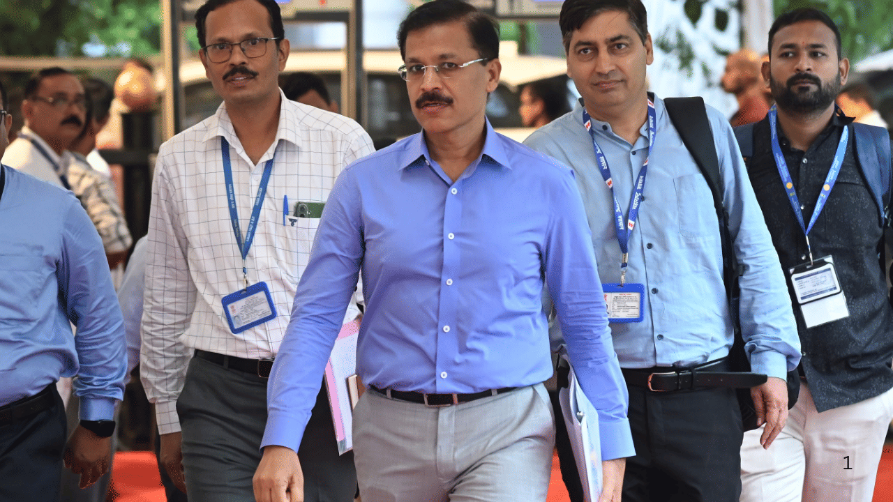 जोपर्यंत केंद्राकडून या उत्पादनांच्या विक्रीसाठीही निश्चित आणि कठोर नियमावली तयार करण्यात येत नाही तोपर्यंत एफडीएकडून कठोर कारवाई केली जाणार नाही.  "औषधे व सौंदर्यप्रसाधने कायदा १९४० आणि नियम १९४५ अंतर्गत सौंदर्यप्रसाधने विक्रीसाठी थेट परवान्याची गरज नाही. तक्रारींची शहानिशा करून बनावट सौंदर्यप्रसाधनांवर ताबडतोब करावाई केली जाईल. सर्वसामान्यांनी पुढाकार घ्यावा आणि यासंदर्भातील माहिती  कळायला हवं" असं आवाहन तुकाराम मुंढे यांनी केलं आहे.
