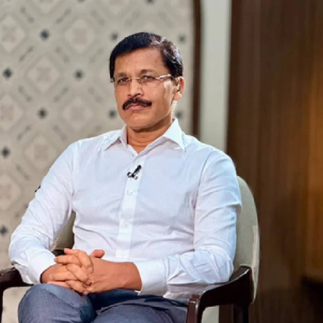 तुकाराम मुंढे हे त्यांच्या कडक शिस्तीच्या आणि कामातील स्पष्ट भूमिकेसाठी ओळखले जातात. प्रशासकीय सेवेत काम करताना त्यांनी घेतलेल्या अनेक निर्णयांमुळे ते कायमच चर्चेत राहिले आहेत. सध्या महाराष्ट्राच्या अन्न व औषध प्रशासनातील त्यांच्या कामामुळेही त्यांची मोठ्या प्रमाणावर चर्चा होत आहे.