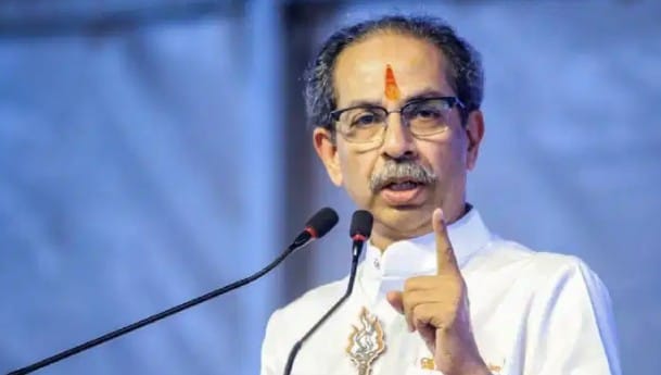 शेतकऱ्यांची स्थिती खूपच बिकट आहे. त्यांना तत्काळ मदत मिलणं गरजेचं आहे. त्यामुळे ग्रामीण भागात सेनेच्या मदतीने मदत केंद्रे उभारली जावीत, असेही ठाकरे यावेळी म्हणालेत. 