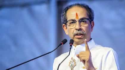 उद्धव ठाकरे अ‍ॅक्शन मोडमध्ये, मातोश्रीवर बोलावली तातडीची बैठक.