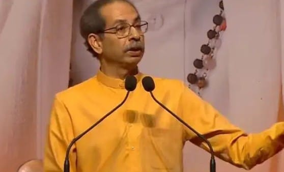 उद्धव ठाकरे यांनी पत्रकार परिषदेत सरकारला घेरलंय. त्यांनी शेतकरी हिताच्या काही मागण्यादेखील केल्या आहेत. शेतकऱ्यांच्या प्रश्नावर चर्चा करण्यासाठी दोन ते तीन दिवसांसाठी विशेष अधिवेशन बोलवावे, अशी मागणी त्यांनी केलीय. 