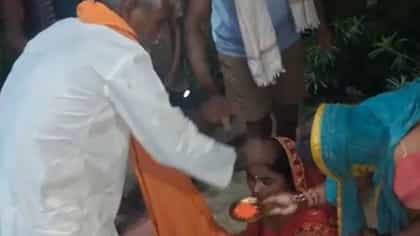 वराचे वय ६०, वधूचे २३...३७ वर्षांनी लहान वर्षा राणीबरोबर पिंकूने घेतले सात फेरे, जगावेगळा विवाह...