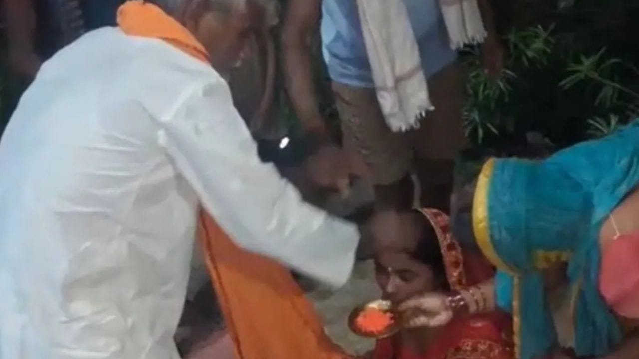 वराचे वय ६०, वधूचे २३...३७ वर्षांनी लहान वर्षा राणीबरोबर पिंकूने घेतले सात फेरे, जगावेगळा विवाह... वराचे वय ६०, वधूचे २३...३७ वर्षांनी लहान वर्षा राणीबरोबर पिंकूने घेतले सात फेरे, जगावेगळा विवाह...