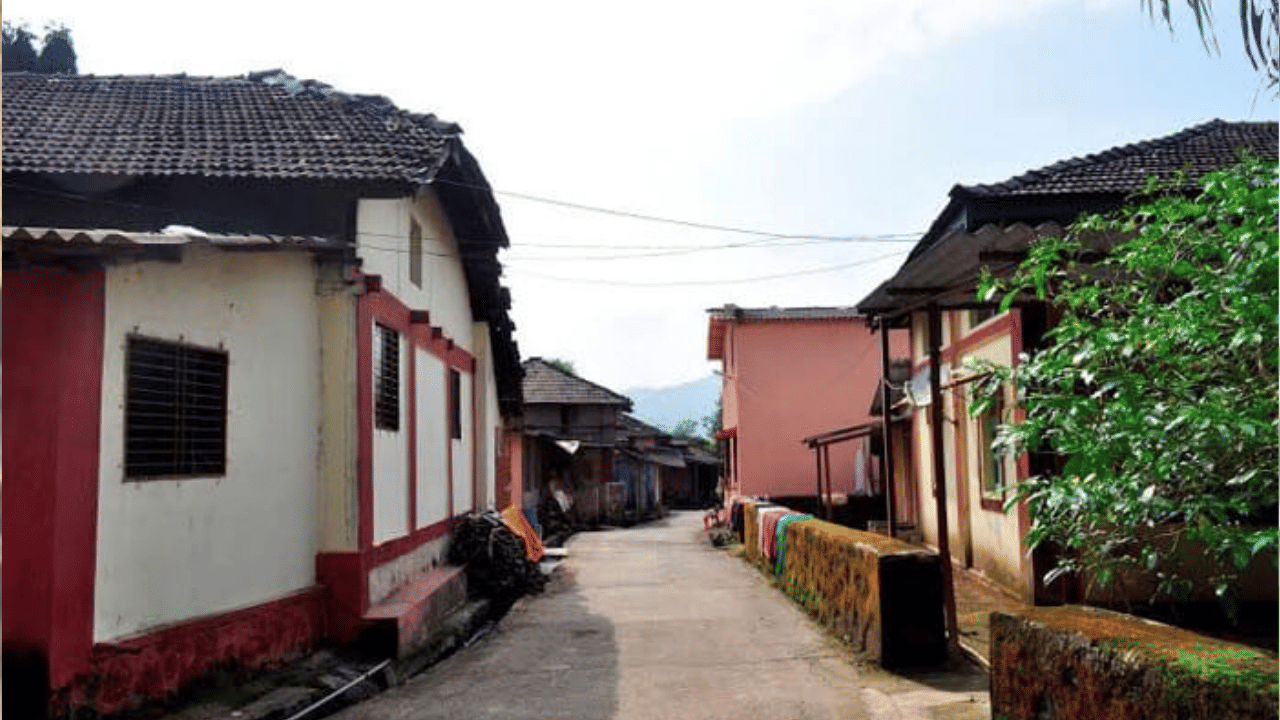 Unique Village: एक असं गाव जिथे गावकऱ्यांना तब्बल 12 तासांसाठी सोडावं लागतं आपलं गाव, असं का? Unique Village: एक असं गाव जिथे गावकऱ्यांना तब्बल 12 तासांसाठी सोडावं लागतं आपलं गाव, असं का?