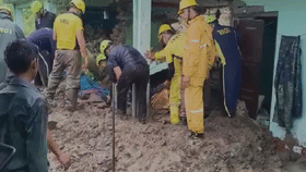 मोठी बातमी! नेपाळनंतर आता उत्तराखंडमध्ये पावसाचा कहर! घरात शिरलेल्या ढिगाऱ्याखाली तिघांचा अंत