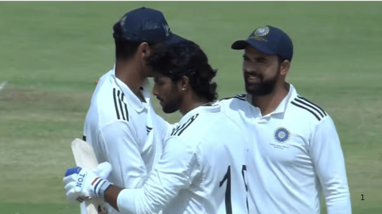 यावेळी अंपायर मोहम्मद शमी, मुकेश कुमार आणि कॅप्टन वैभव सूर्यवंशीची चर्चा करताना दिसले. तुम्ही बॉलला तुमचा घाम लावताय असे अंपायरने त्यांना विचारले. पण वैभवने आणि मोहम्मद शमीने या गोष्टीला नकार दिल्याचे समजत आहे. 