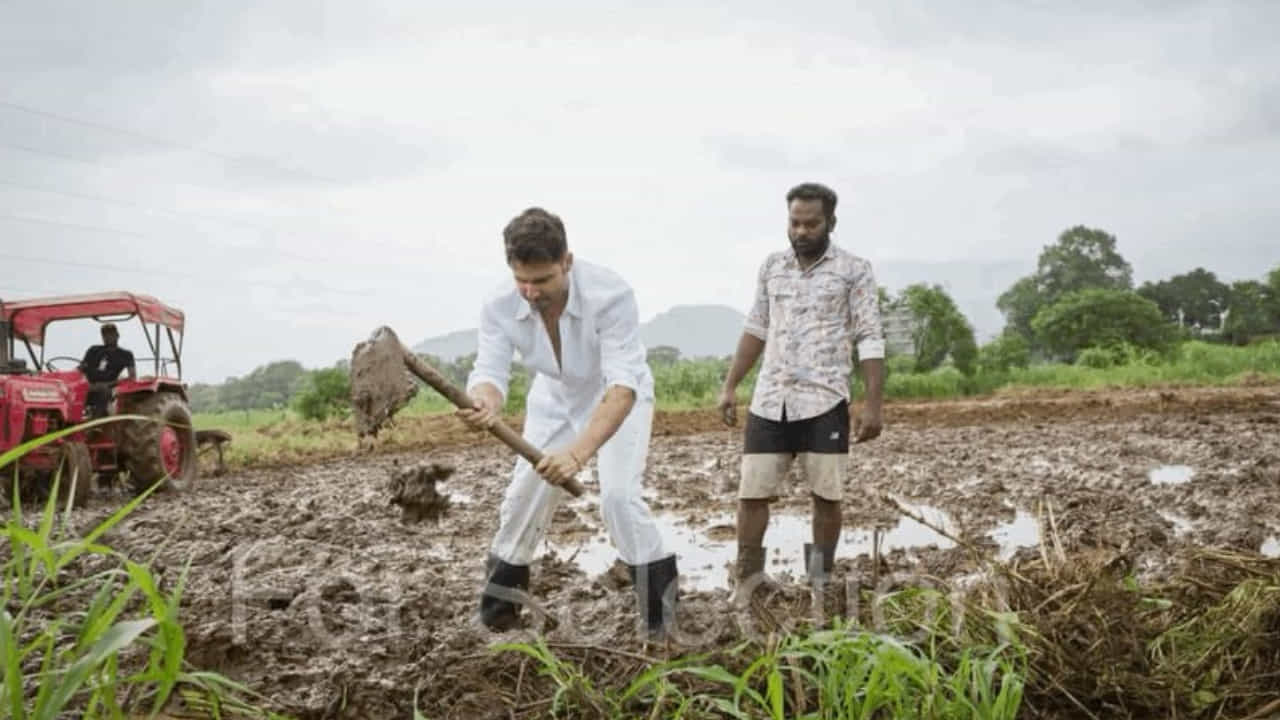 बॉलिवूड इंडस्ट्रीमधील अनेक कलाकार हे आपला निवांत वेळ घालवण्यासाठी आपल्या गावी किंवा आवडीच्या ठिकाणी भेट देत असतात. असाच एक अभिनेता ज्याचे सध्या शेतात काम करतानाचे फोटो व्हायरल होत आहेत.