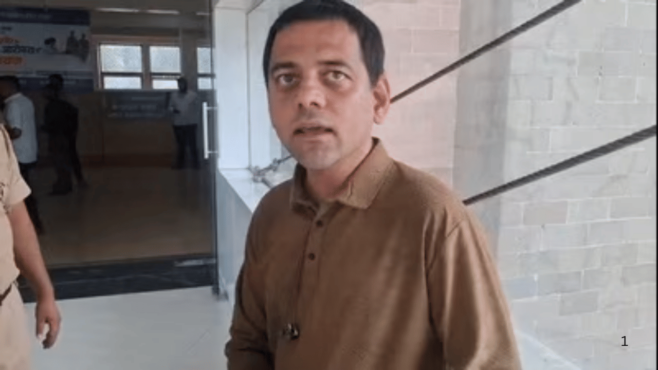 विद्यानंद म्हणाले होते की “घटं भिन्द्यात् पटं छिन्द्यात् कुर्याद् गर्दभरोहणम्।” आता या श्लोक सोशल मीडियावर सगळ्यांनाच भुरळ पाडली आहे. सोशल मीडियावर या श्लोकावर ्अनेक रिल्सही बनवण्यात आल्या आहेत.
