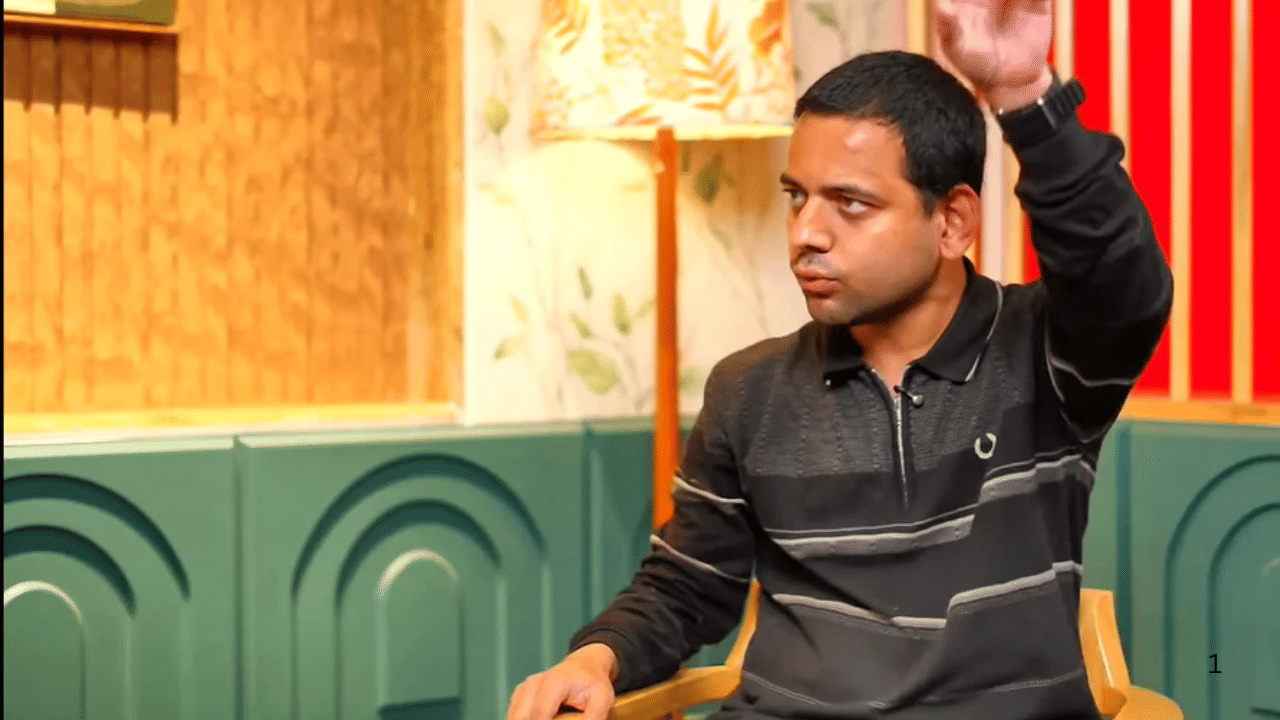 विद्यानंद बापट हे नाव सध्या सोशल मीडियावर खूपच चर्चेचा विषय बनला आहे. पुण्यातील गणेशोत्सवात वाजवल्या जाणाऱ्या DJ वर बंदी घालावी, अशी मागणी त्याची आहे.