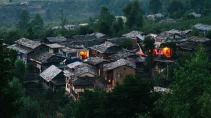 असं गाव जिथे लोक झोपतच नाही, रात्रभर वाजवतात थाळ्या,अंधार होताच लाठ्या.