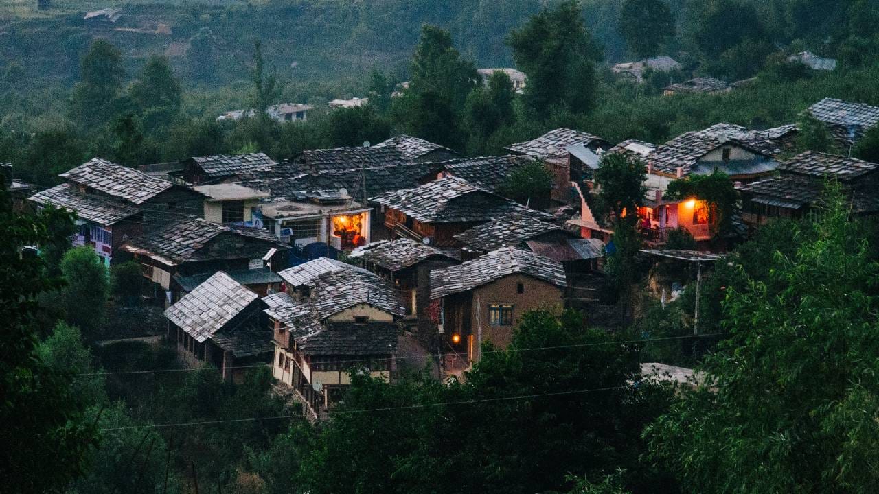 असं एक गाव जिथे लोक झोपतच नाही, रात्रभर वाजवतात थाळ्या, अंधार होताच लाठ्या... असं काय घडतं या गावात? असं एक गाव जिथे लोक झोपतच नाही, रात्रभर वाजवतात थाळ्या, अंधार होताच लाठ्या... असं काय घडतं या गावात?