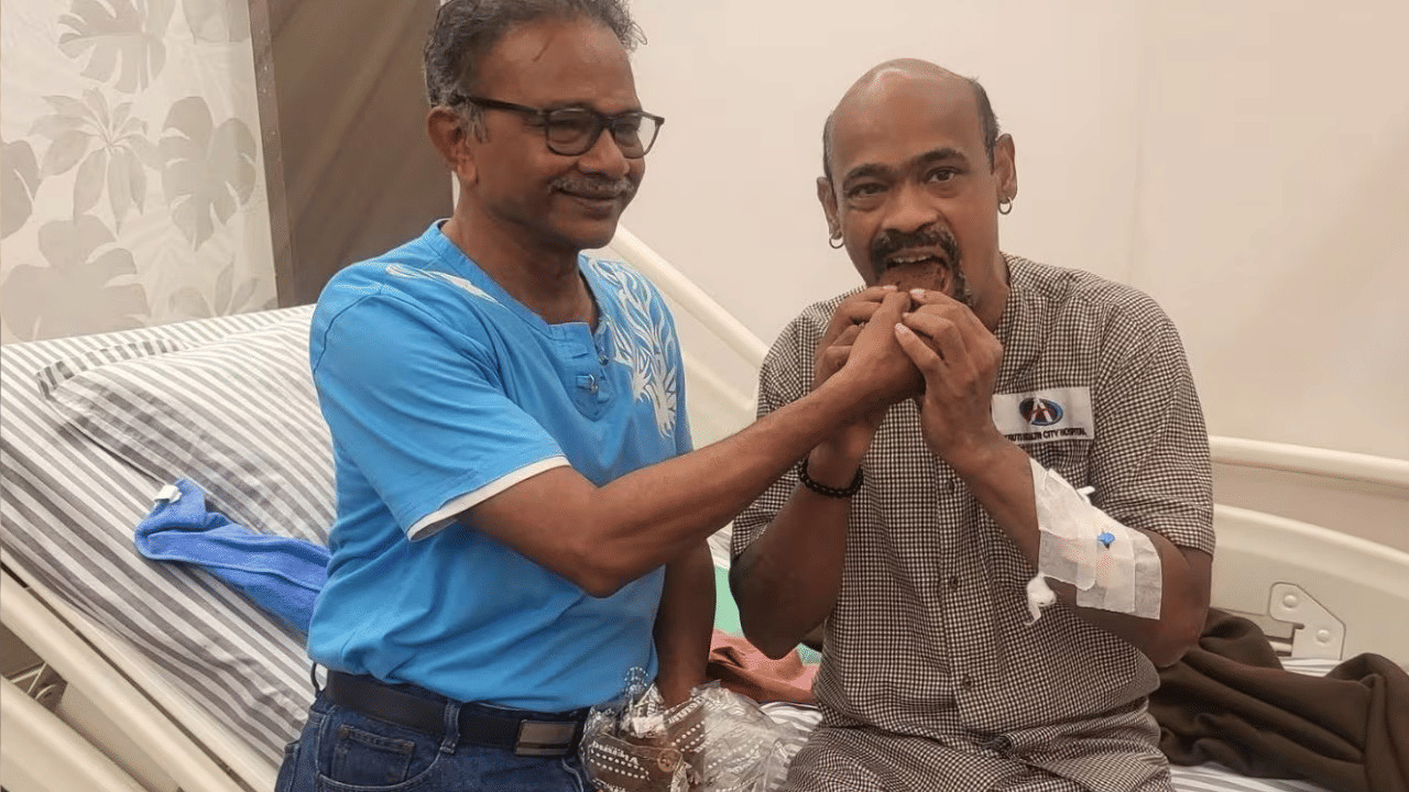 अशातच आता विनोद कांबळी यांच्या प्रकृतीसंदर्भात एक मोठी अपडेट समोर आली आहे. विनोद कांबळी यांच्या मित्राने आता त्यांच्या तब्येतीची माहिती दिली आहे. विनोद कांबळीचा बालपणीचा मित्र आणि भारताचे माजी अंपायर मार्कस कुटो यांनी विनोद कांबळी यांची भेट घेतली आहे.