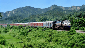 Vivek Express: आठ राज्य कव्हर करणारी, 4200 किमीचा प्रवास..भारत किती मोठा देश आहे हे पहायचं असेल तर या ट्रेनने नक्की करा प्रवास