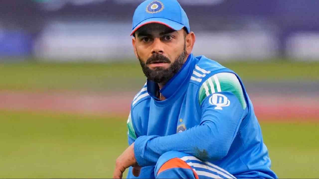 वनडे इंटरनॅशनल क्रिकेटमध्ये 15 हजार धावांपर्यंत पोहोचणारा विराट कोहली दुसरा फलंदाज आहे. सचिन तेंडुलकर आणि विराट कोहली शिवाय कुठलाही फलंदाज वनडे इंटरनॅशनलमध्ये 15 हजारच्या आकड्यापर्यंत पोहोचलेला नाही. सचिनने 463 ODI सामन्यात 18426 धावा केल्या. तेच कोहलीच्या नावावर 315 वनडे सामन्यात 15080 धावांची नोंद आहे.