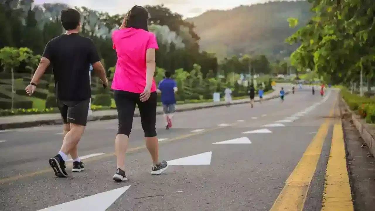 जेवल्यानंतर आपल्या शरीरातील ग्लुकोजची पातळी अचानक वाढते. आरोग्य तज्ज्ञांच्या मते, रात्रीच्या जेवणानंतर फक्त 10 मिनिटं जरी चाललात ना तरी स्नायू रक्तातील ग्लुकोजचा ऊर्जेसाठी वापर करू लागतात. त्यामुळे रक्तातील साखरेची अचानक वाढ (ब्लड शुगर स्पाइक) कमी होण्यास मदत होते आणि इन्सुलिन सेन्सिटीव्हिटीमध्ये सुधारणा होऊ शकते. टाइप-2 मधुमेह असलेल्या आणि प्री-डायबेटीसचा सामना करणाऱ्या लोकांसाठी चालण्याची ही सवय खूप फायदेशीर ठरू शकते.