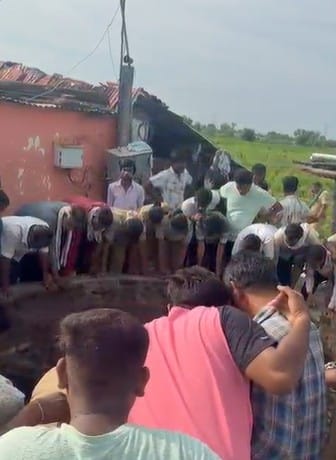 मिळालेल्या माहितीनुसार सेलू तालुक्यातील कोलगाव शिवारात ही दुर्दैवी घटना घडली. शेतातील विहिरीत पडून दोन सख्ख्या बहिणींचा मृत्यू झाला. मृत बहिणींचे वय 9 आणि 12 वर्षे असल्याची माहिती आहे. या घटनेने परिसरात हळहळ व्यक्त होत आहे.