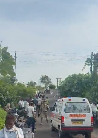 मुली विहिरीत पडल्याचे लक्षात येताच वडिलांनी आरडाओरड केली. मुलींना वाचवण्यासाठी त्यांनी तातडीने विहिरीत उडी घेतली. मात्र अथक प्रयत्न करूनही दोन्ही मुलींना वाचवता आले नाही. पाण्यात बुडाल्याने दोन्ही बहिणींचा दुर्दैवी मृत्यू झाला.