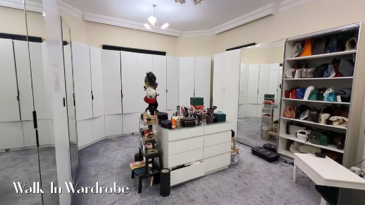 सानियाचा वॉक-इन वॉर्डरोब खूप मोठा आणि व्यवस्थित आहे. त्यामध्ये मेकअप प्रोडक्ट्स, शूज आणि बॅग्स ठेवण्यासाठी स्वतंत्र जागा तयार करण्यात आली आहे.