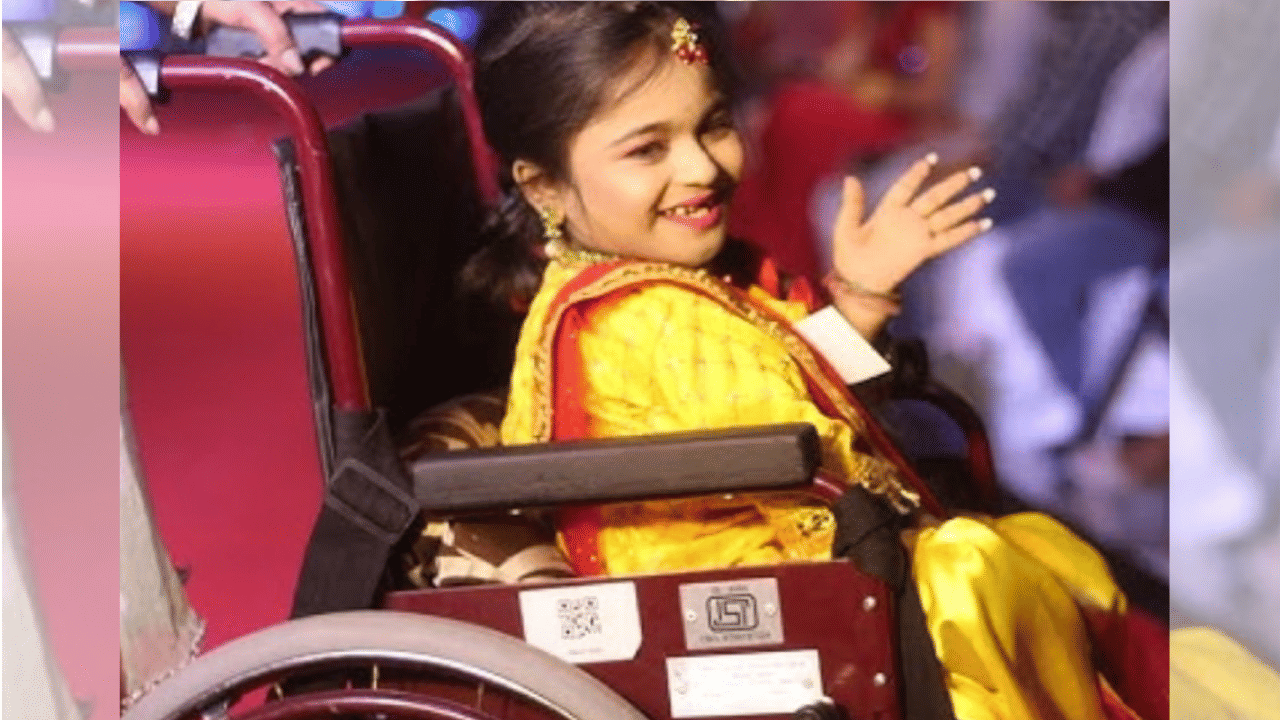 व्हीलचेअरपासून रॅम्पपर्यंत- व्हीलचेअर तिच्या आयुष्याचा एक महत्त्वाचा भाग असला, तरी तिने त्याला मर्यादा मानले नाही. याच आत्मविश्वासातून तिने मॉडेलिंगच्या क्षेत्रात पाऊल ठेवले.