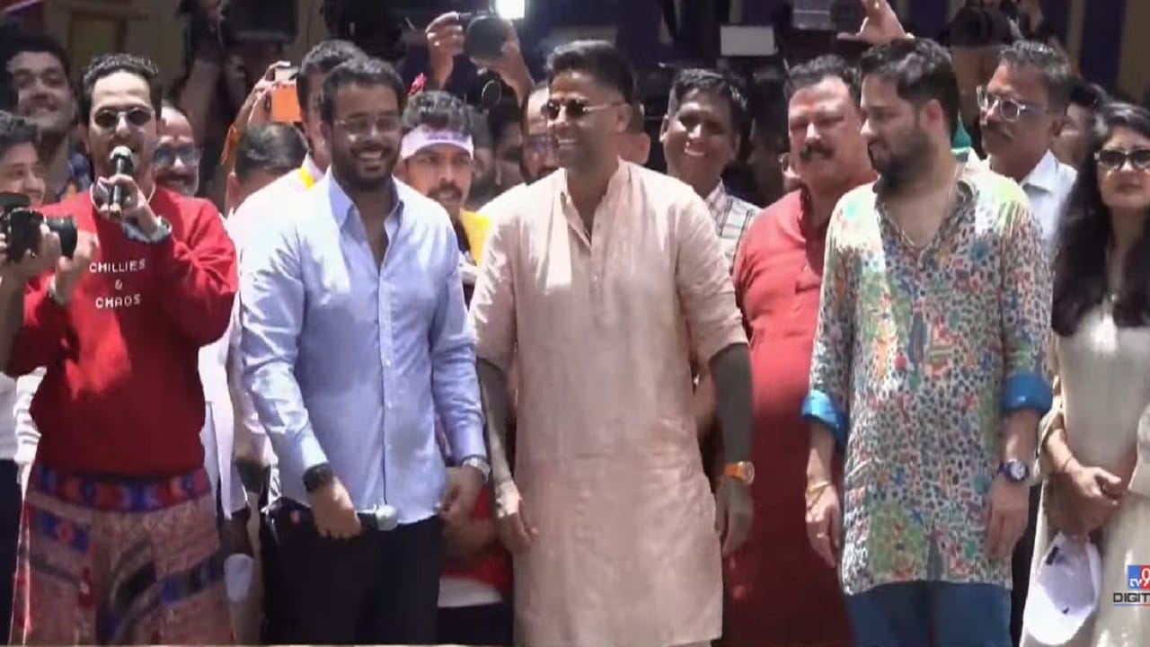 भारतीय क्रिकेट संघाचा स्टार खेळाडू सु्र्य कुमार यादव याने देखील दहीहंडी उपस्थित राहिला. त्याचासमोर शिवगणेश पथकाकडून 9 थरांची दहीहंडी रचण्यात आली. यावेळी त्याने सर्वांना दहीहंडीच्या शुभेच्छा दिल्या.