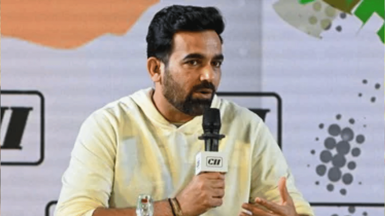 भारताचा सर्वात यशस्वी डावखुरा वेगवान गोलंदाज मानल्या जाणाऱ्या झहीर खानची आंतरराष्ट्रीय कारकीर्द उल्लेखनीय राहिली आहे. त्याने भारतासाठी ९२ कसोटी सामन्यांमध्ये ३११ बळी आणि २०० एकदिवसीय सामन्यांमध्ये २८२ बळी घेतले आहेत. त्याने १७ टी-२० आंतरराष्ट्रीय सामन्यांमध्ये १७ बळीही घेतले आहेत. भारताच्या २०११ च्या विश्वचषक विजयात त्याने महत्त्वाची भूमिका बजावली होती आणि २१ बळींसह तो स्पर्धेतील संयुक्तपणे सर्वात यशस्वी गोलंदाज ठरला होता.