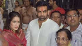 क्रिकेटपटू झहीर खान आणि सागरिका घाटगे यांनी घेतले सिद्धिविनायकाचे दर्शन...