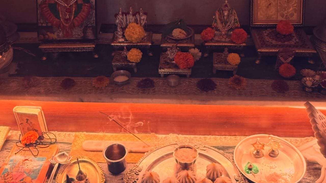क्रिकेटपटू झहीर खान आणि अभिनेत्री सागरिका घाटगे यांच्या घरी देखील गणरायाची पूजा करण्यात आली आहे. अभिनेत्री सागरिका घाटगे हीने चित्रपट 'चक दे इंडिया' चित्रपटातून पदार्पण केले होते. जा करण्यात आली आहे.