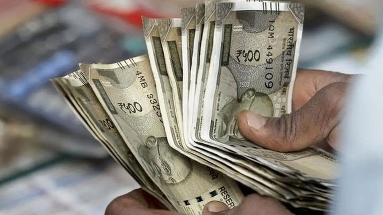 फिटमेंट फॅक्टर 2.15 पट गृहीत धरल्यास कर्मचाऱ्यांच्या मूळ पगारात लक्षणीय वाढ होऊ शकते. मात्र अंतिम फिटमेंट फॅक्टर आयोगाच्या अहवालानंतरच स्पष्ट होईल.