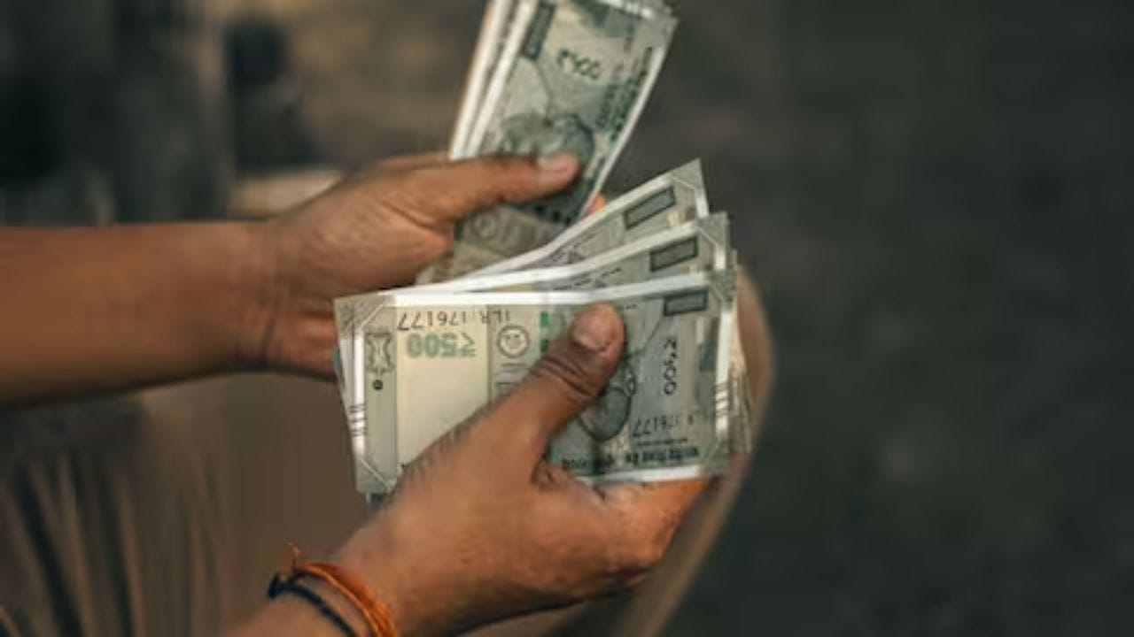 महागाई भत्ता (DA) मूळ पगारात विलीन झाल्यास कर्मचाऱ्यांच्या बेसिक पगारात मोठी वाढ होऊ शकते. यानंतर नव्या वेतन रचनेत DA ची गणना पुन्हा शून्यापासून सुरू होण्याची शक्यता आहे.