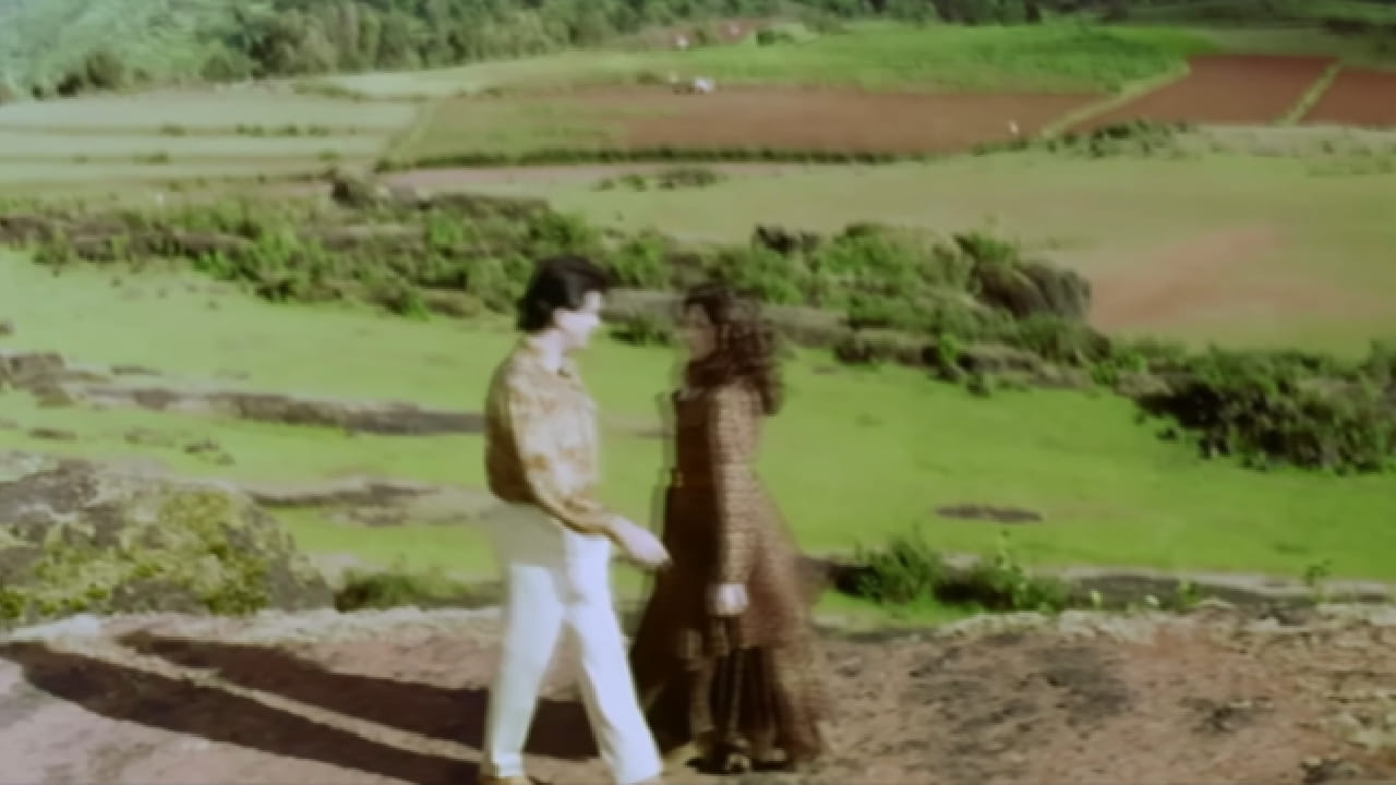 कुमार सानू आणि अलका याज्ञिक यांच्या सुरेल आवाजातील ‘तेरी मोहब्बत ने दिल में मकाम कर दिया’ हे गाणे त्यापैकीच एक आहे. 1993 मध्ये प्रदर्शित झालेल्या ‘रंग’ चित्रपटातील हे गाणे जितेंद्र आणि अमृता सिंह यांच्यावर चित्रित करण्यात आले होते. 