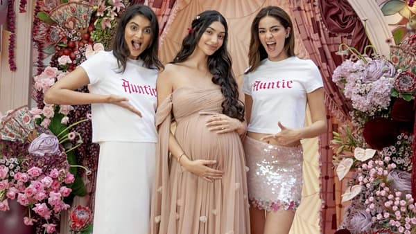 Alanna Panday Baby Shower Photos: बॉलिवूड अभिनेत्री अनन्या पांड्याची चुलत बहिण अलाना पांडे पुन्हा एकदा आई होणार आहे. अलीकडेच त्यांच्या बेबी शॉवरचे सोहळा पार पडला, ज्यात अनन्या देखील उपस्थित होत्या. अलानाने सोशल मीडियावर बेबी शॉवरचे अनेक फोटो शेअर केले आहेत. (All Photos : Social Media)