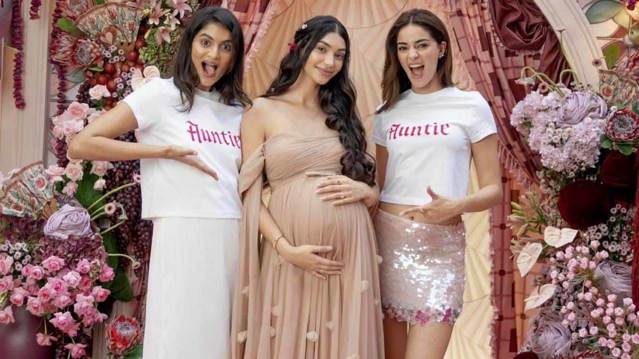 Alanna Panday Baby Shower Photos: बॉलिवूड अभिनेत्री अनन्या पांड्याची चुलत बहिण अलाना पांडे पुन्हा एकदा आई होणार आहे. अलीकडेच त्यांच्या बेबी शॉवरचे सोहळा पार पडला, ज्यात अनन्या देखील उपस्थित होत्या. अलानाने सोशल मीडियावर बेबी शॉवरचे अनेक फोटो शेअर केले आहेत. (All Photos : Social Media)