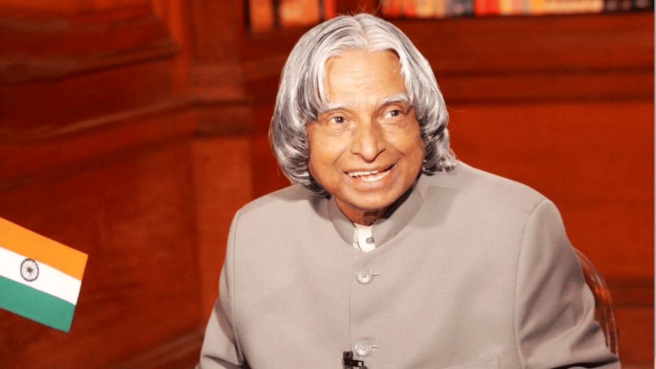 अमन जैन यांनी बंदगळ्यासारखा दिसणारा, पण गळ्याजवळ मोकळीक असलेला सूट तयार केला. त्यामुळे बोलताना सहजता राहावी, हा उद्देश साध्य झाला. पुढे या खास डिझाइनला ‘कलाम सूट’ म्हणून ओळख मिळाली.