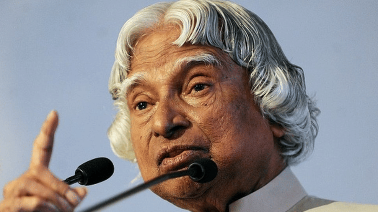 अब्दुल कलाम यांना आकाशी निळा आणि फिकट राखाडी असे रंग खूप आवडत होते. काळ्या रंगाचा सूट घालणे त्यांना पसंत नव्हते. त्यांच्या कपड्यांमधूनही साधेपणा महत्त्व दिल्याचे दिसते.