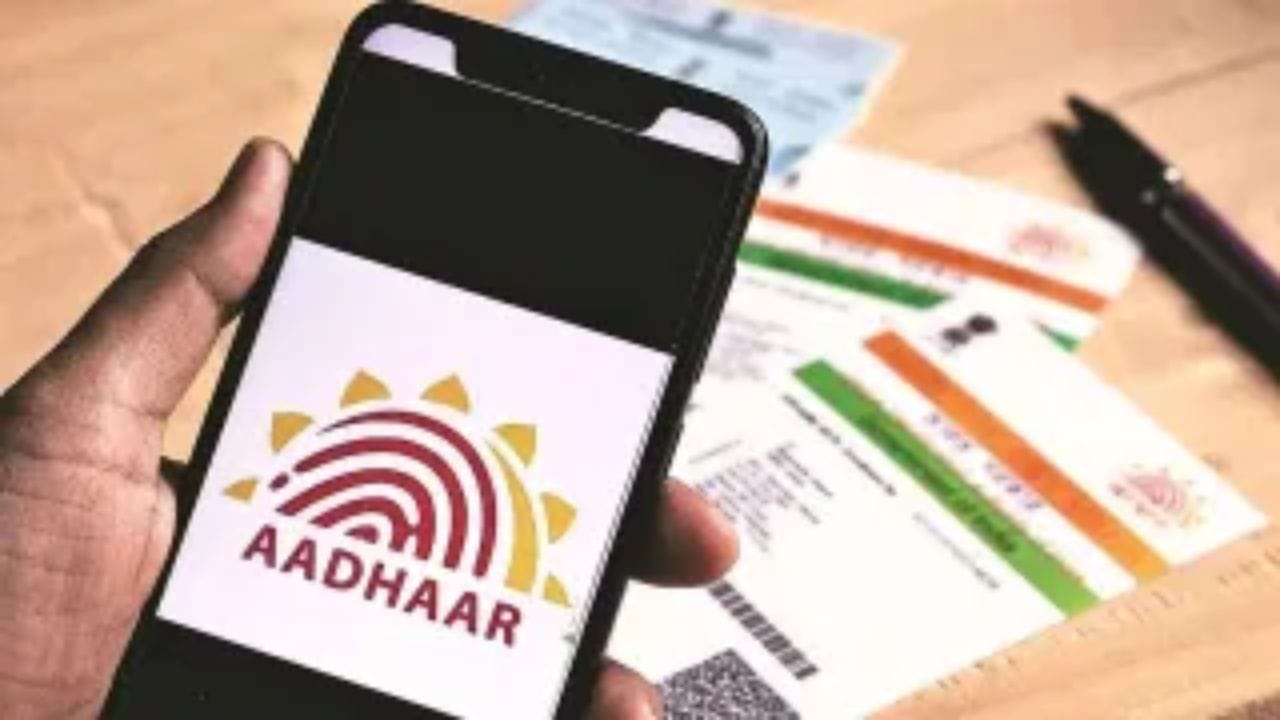 Aadhaar Enrollment form भरा : Aadhaar केंद्रावर जाऊन तुम्हाला सर्वात आधी Aadhaar Enrollment form  भरावा  लागेल. यामध्ये आपले   नाव, पत्ता,फोन नंबर अगदी योग्य भरावा. त्यानंतर आवश्यक कागदपत्रांची पडताळणी केली जाईल. ती केल्यानंतर तुम्हाला एक पावती मिळेल, ज्यावर तुमचा URN नंबर लिहिलेला असतो. 