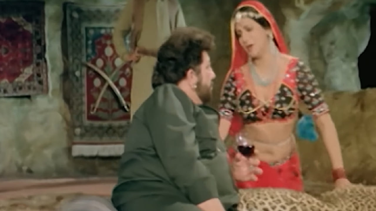 याच काळातील ‘आज की रात मेरी गली में’ हे डान्स नंबर आजही जुन्या हिंदी गाण्यांच्या चाहत्यांच्या पसंतीस उतरते. या गाण्यात अभिनेत्री पूनम ढिल्लों यांचा एनर्जेटिक डान्स पाहायला मिळतो. 