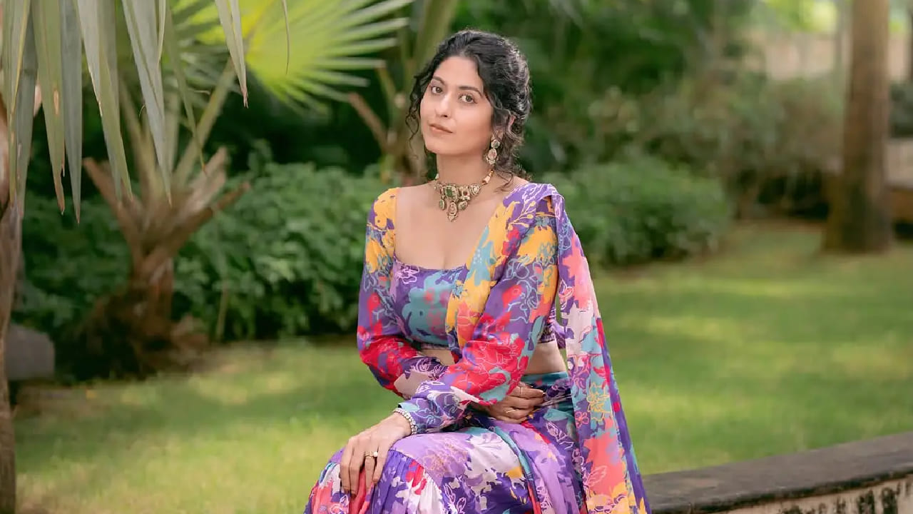 या भूमिकेतील तिचा अंदाज प्रेक्षकांचं लक्ष वेधून घेत आहे. अभिनयासोबतच अभिज्ञाचा हटके आणि ग्लॅमरस लूकही सोशल मीडियावर चर्चेचा विषय ठरत आहे.