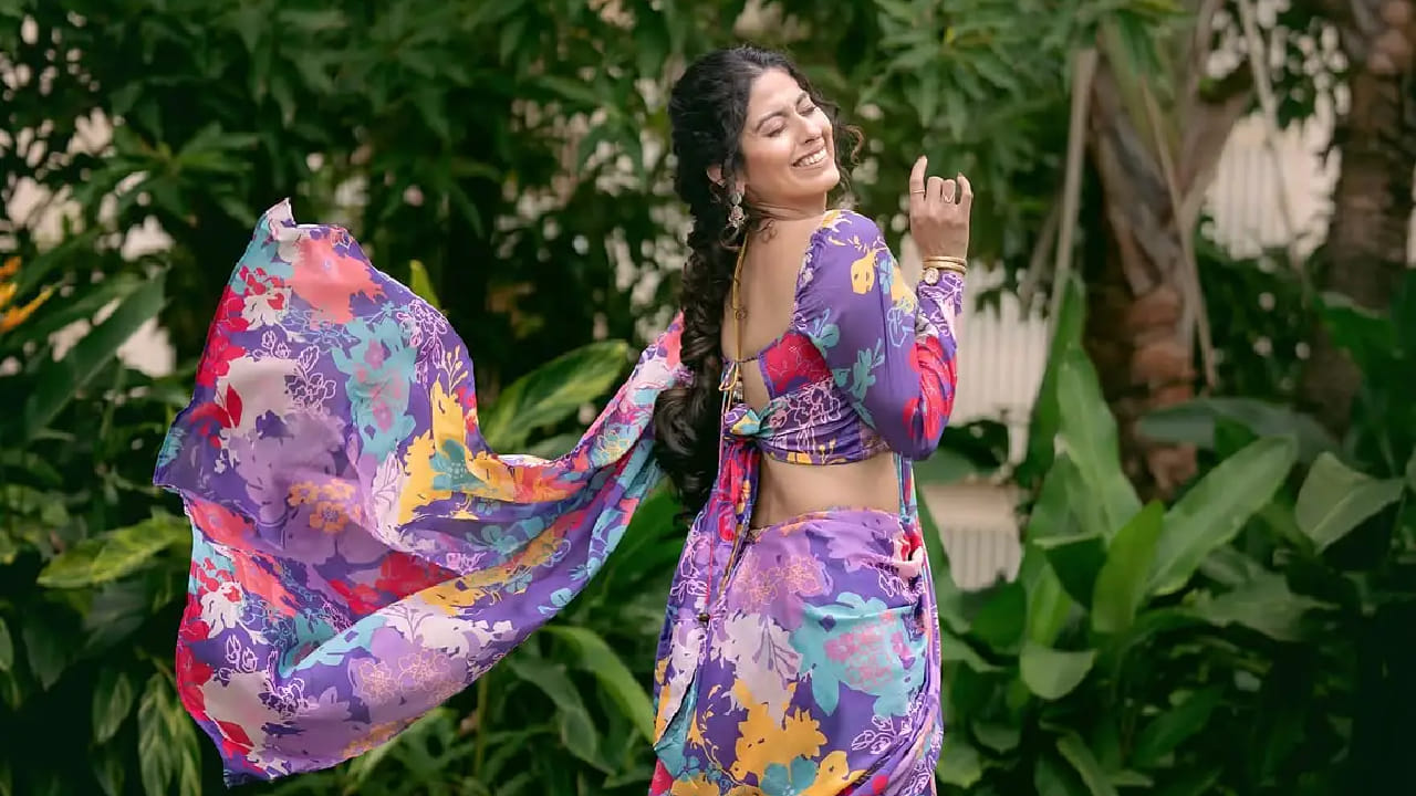 नुकतेच अभिज्ञाने सोशल मीडियावर काही खास फोटो शेअर केले आहेत. या फोटोंमध्ये ती रंगीबेरंगी फ्लोरल प्रिंटेड साडीत दिसत आहे. साधा पण आकर्षक लूक करत तिने चाहत्यांचं लक्ष वेधून घेतलं आहे. 
