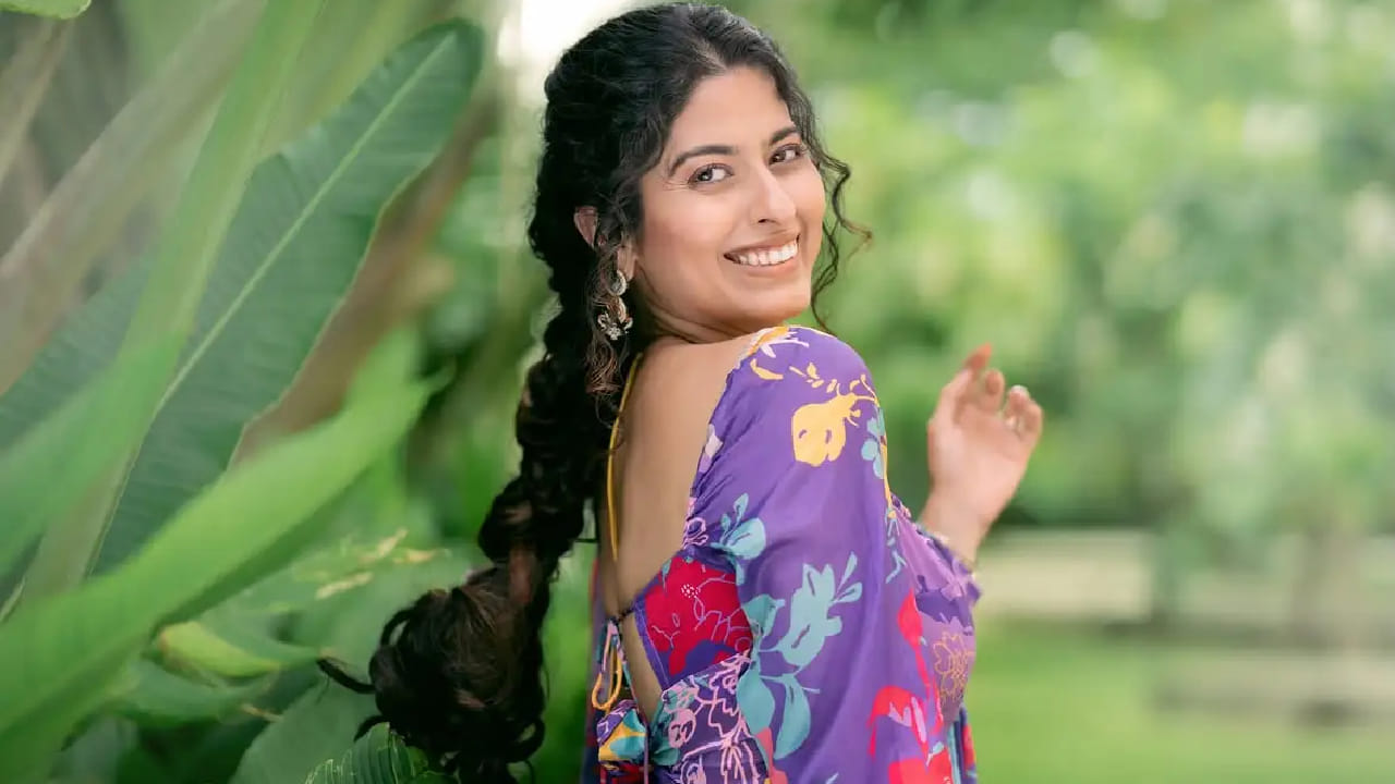 अभिज्ञाच्या या साडीतील लूकवर चाहत्यांकडून कौतुकाचा वर्षाव होत आहे. तिच्या अभिनयासोबतच तिच्या फॅशन सेन्सचीही सोशल मीडियावर चर्चा होताना दिसते.