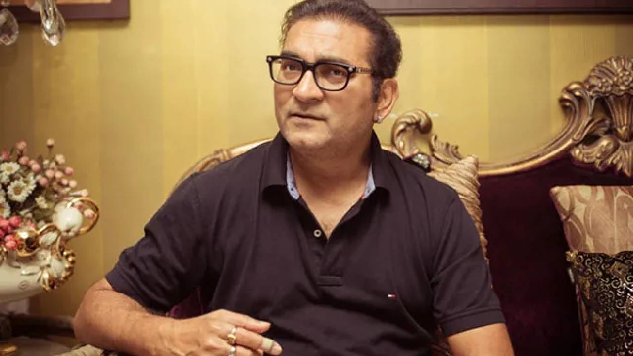 ८० च्या दशकात बॉलिवूडमध्ये अनेक उत्कृष्ट गायकांनी पदार्पण केले होते. याच काळात प्रसिद्ध गायक अभिजीत भट्टाचार्य यांचाही चित्रपटसृष्टीत प्रवेश झाला. त्यांनी आपल्या मखमली आणि सुमधूर आवाजात अनेक अप्रतिम गाणी गायली. त्यांनी मोठ्या पडद्यावर अनेक सुपरस्टार्सला आवाज दिला. मात्र, आधी त्यांना गायक न बनता चार्टर्ड अकाउंटंट (सीए) बनायचे होते. पण एसडी बर्मन यांसारख्या दिग्गज संगीतकारांच्या एका फोनने त्यांचे आयुष्यच बदलून टाकले.