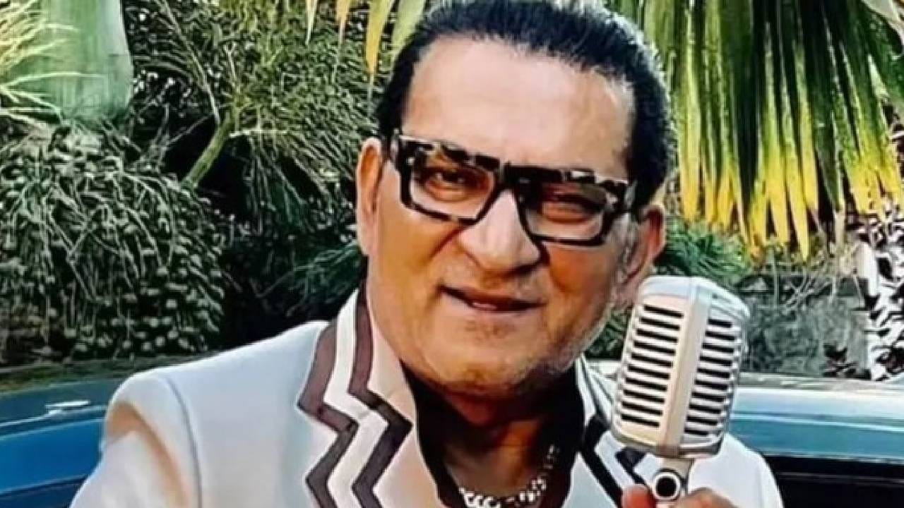 अभिजीत भट्टाचार्य यांचा जन्म उत्तर प्रदेशातील कानपूर येथे एका बंगाली कुटुंबात ३० ऑक्टोबर १९५८ रोजी झाला. अभिजीत आता ६८ वर्षांचे झाले आहेत. त्यांनी केवळ हिंदी भाषेतीलच नव्हे, तर आसामी, ओडिया, बंगाली, मराठी, नेपाळी, भोजपुरी आणि पंजाबी भाषेतील गाण्यांनाही आवाज दिला आहे. केवळ १२ वर्षांच्या लहान वयातच अभिजीत यांनी स्टेजवर परफॉर्मन्स करायला सुरुवात केली होती. ही १९७० च्या दशकातील गोष्ट आहे. मात्र १९८० च्या दशकात वयाच्या २० वर्षांनंतर ते नोकरीच्या शोधात होते आणि चार्टर्ड अकाउंटंट बनू इच्छित होते. सीएचा कोर्स करण्यासाठी त्यांनी कानपूरहून मुंबईला शिफ्ट होण्याचा निर्णय झाला.