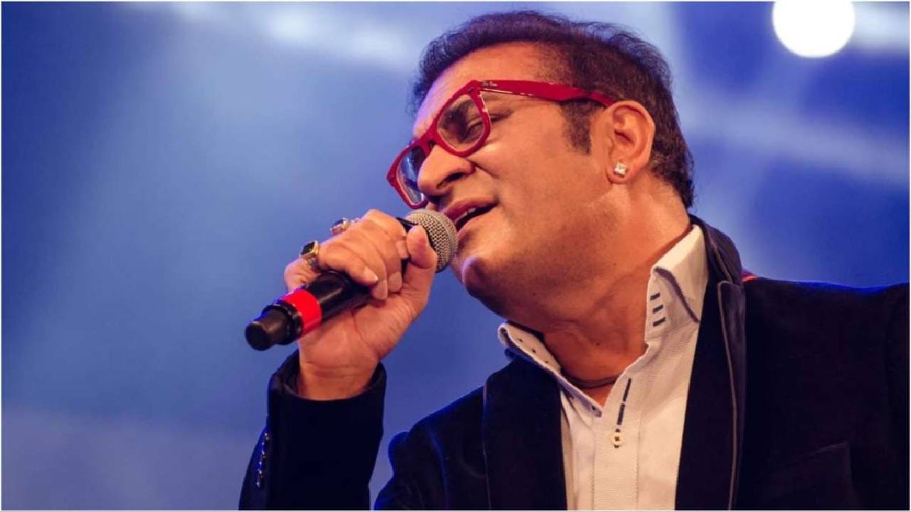 अभिजीत सीए बनू इच्छित होते, तरीही त्यांना संगीतात रस होता. अहवालानुसार एके दिवशी दिग्गज संगीतकार एसडी बर्मन यांनी त्यांना फोन केला. एसडी बर्मन यांनी अभिजीत यांना दिग्गज अभिनेता देव आनंद यांच्या मुलाच्या ‘आनंद और आनंद’ या चित्रपटात गाण्याची ऑफर दिली. यासाठी त्यांनी आशा भोसले, लता मंगेशकर आणि किशोर कुमार यांसारख्या संगीत जगतातील दिग्गज व्यक्तिमत्त्वांसोबत गाणी गायिली.